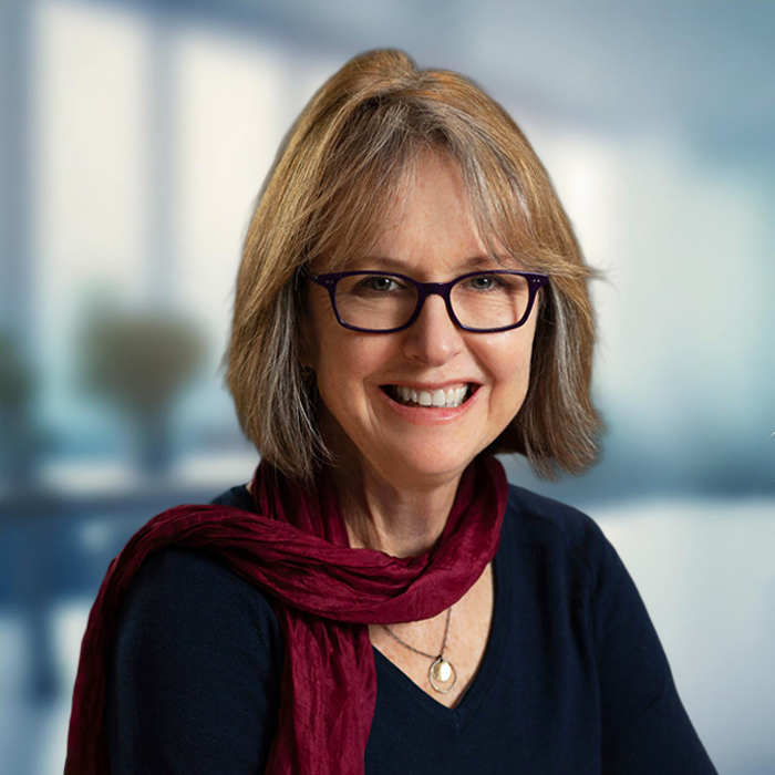 Liz Tracey headshot